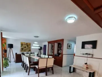 REMATE DE GRANDE CASA EN CIUDAD SATELITE, NAUCALPAN, EDO. MÉX.