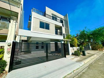 Contemporary 4 Bedrooms Well-Maintained 3-Storey House and Lot in Green Meadows @ Orchard Salitran 4 Dasmariñas Cavite