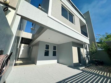 Contemporary 4 Bedrooms Well-Maintained 3-Storey House and Lot in Green Meadows @ Orchard Salitran 4 Dasmariñas Cavite
