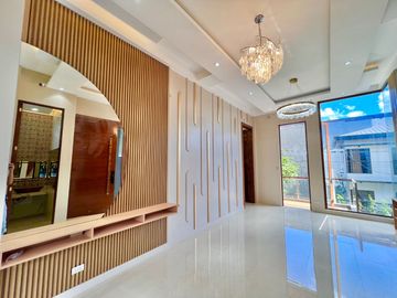 Modern Elegant House inside Greenwoods Executive Village for Sale