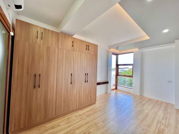 Modern Elegant House inside Greenwoods Executive Village for Sale