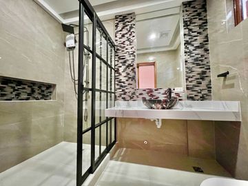 Modern Elegant House inside Greenwoods Executive Village for Sale