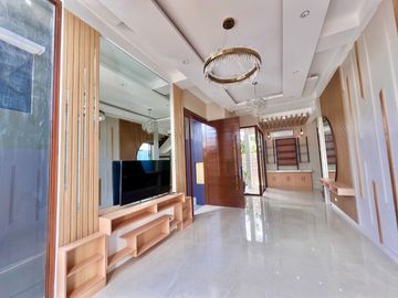 Modern Elegant House inside Greenwoods Executive Village for Sale