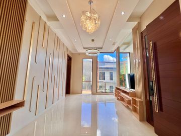 Modern Elegant House inside Greenwoods Executive Village for Sale