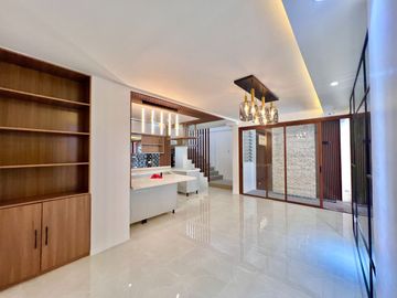 Modern Elegant House inside Greenwoods Executive Village for Sale