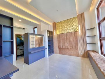 Modern Elegant House inside Greenwoods Executive Village for Sale