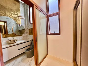 Modern Elegant House inside Greenwoods Executive Village for Sale