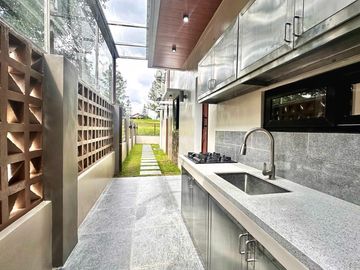 5 Bedrooms Newly built Modern House for sale in Tagaytay
