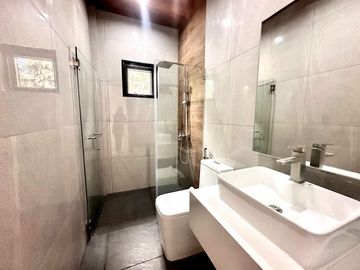 5 Bedrooms Newly built Modern House for sale in Tagaytay