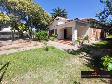 VA. DOMINGUEZ - CASA A RESTAURAR EN LOTE (NO PH) DE 596m2.