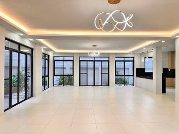 Brand new 4 bedrooms Modern House for sale in Bf Homes