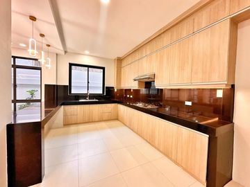 Brand new 4 bedrooms Modern House for sale in Bf Homes