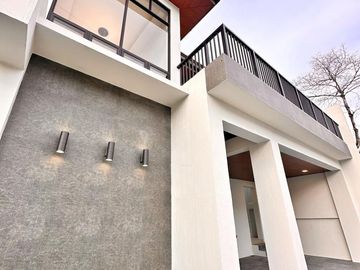 Brand new 4 bedrooms Modern House for sale in Bf Homes