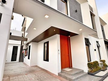 Three-storey Modern Stunning House in Bf Homes
