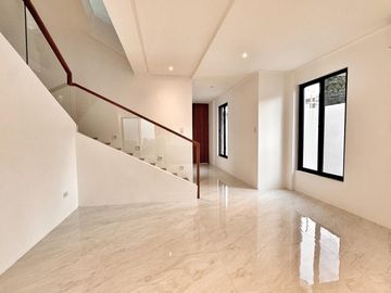Three-storey Modern Stunning House in Bf Homes