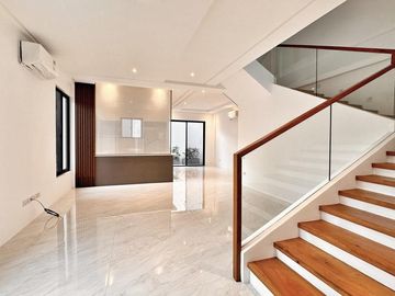 Three-storey Modern Stunning House in Bf Homes