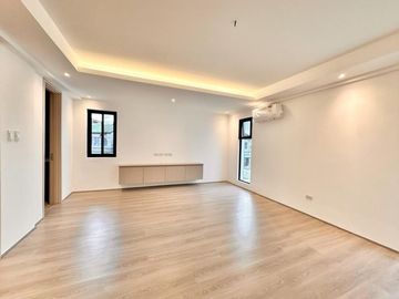 Three-storey Modern Stunning House in Bf Homes