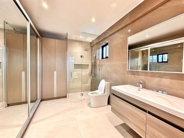 Three-storey Modern Stunning House in Bf Homes