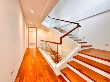 Three-storey Modern Stunning House in Bf Homes