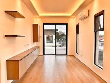 Three-storey Modern Stunning House in Bf Homes