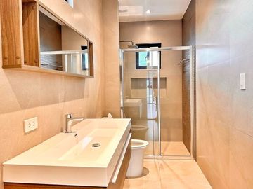 Three-storey Modern Stunning House in Bf Homes