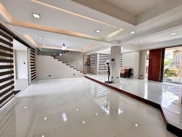 Well Maintain Multi level House and Lot for sale in Bf Homes phase 2