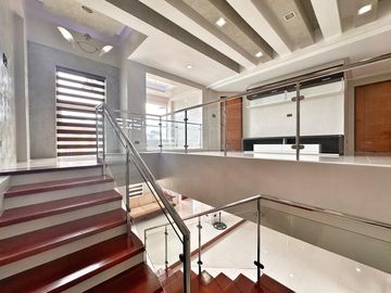 Well Maintain Multi level House and Lot for sale in Bf Homes phase 2