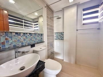 Well Maintain Multi level House and Lot for sale in Bf Homes phase 2