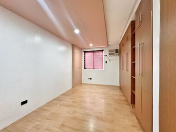 Well Maintain Multi level House and Lot for sale in Bf Homes phase 2