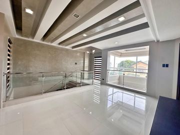 Well Maintain Multi level House and Lot for sale in Bf Homes phase 2