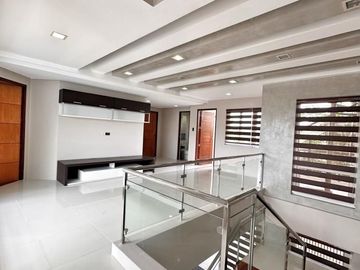Well Maintain Multi level House and Lot for sale in Bf Homes phase 2