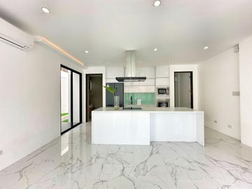 Massive Corner House with Swimming pool House for sale in Bf Homes