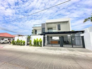 Massive Corner House with Swimming pool House for sale in Bf Homes
