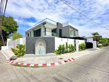 Massive Corner House with Swimming pool House for sale in Bf Homes