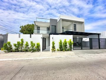 Massive Corner House with Swimming pool House for sale in Bf Homes