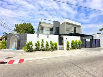 Massive Corner House with Swimming pool House for sale in Bf Homes