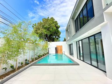 Massive Corner House with Swimming pool House for sale in Bf Homes