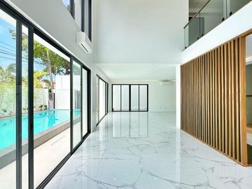 Massive Corner House with Swimming pool House for sale in Bf Homes