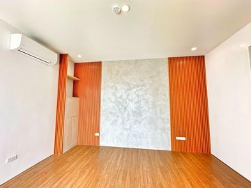 Massive Corner House with Swimming pool House for sale in Bf Homes