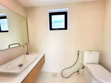 Massive Corner House with Swimming pool House for sale in Bf Homes