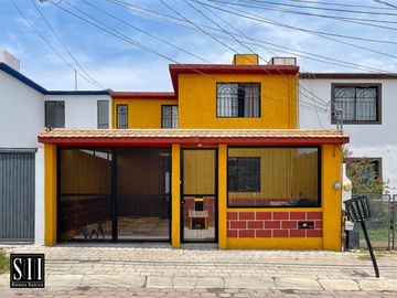 CASA EN RENTA, LOMAS DEL MARQUES, 3 RECAMARAS, ESTUDIO EN PB, 2 BAÑOS, UNA COCHERA TECHADA