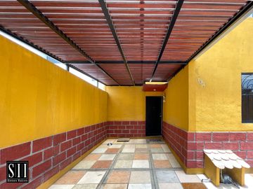 CASA EN RENTA, LOMAS DEL MARQUES, 3 RECAMARAS, ESTUDIO EN PB, 2 BAÑOS, UNA COCHERA TECHADA