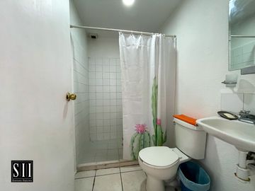 CASA EN RENTA, LOMAS DEL MARQUES, 3 RECAMARAS, ESTUDIO EN PB, 2 BAÑOS, UNA COCHERA TECHADA