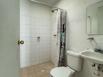 CASA EN RENTA, LOMAS DEL MARQUES, 3 RECAMARAS, ESTUDIO EN PB, 2 BAÑOS, UNA COCHERA TECHADA