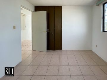 CASA EN RENTA, LOMAS DEL MARQUES, 3 RECAMARAS, ESTUDIO EN PB, 2 BAÑOS, UNA COCHERA TECHADA