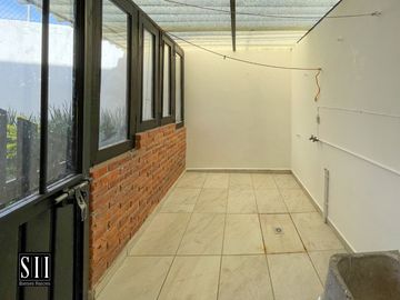 CASA EN RENTA, LOMAS DEL MARQUES, 3 RECAMARAS, ESTUDIO EN PB, 2 BAÑOS, UNA COCHERA TECHADA