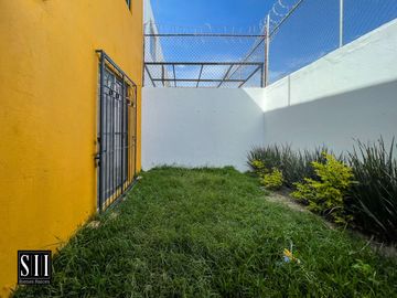 CASA EN RENTA, LOMAS DEL MARQUES, 3 RECAMARAS, ESTUDIO EN PB, 2 BAÑOS, UNA COCHERA TECHADA