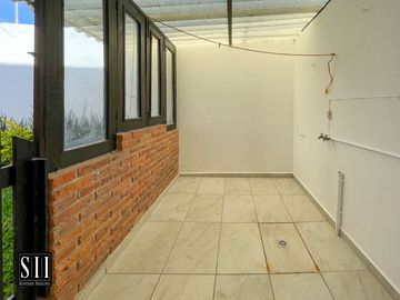 CASA EN RENTA, LOMAS DEL MARQUES, 3 RECAMARAS, ESTUDIO EN PB, 2 BAÑOS, UNA COCHERA TECHADA