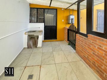 CASA EN RENTA, LOMAS DEL MARQUES, 3 RECAMARAS, ESTUDIO EN PB, 2 BAÑOS, UNA COCHERA TECHADA