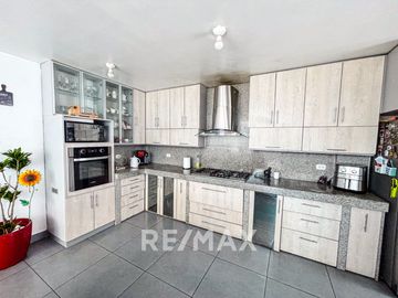 VENDO HERMOSA CASA EN SMP LIMITE CON LOS OLIVOS 140M2